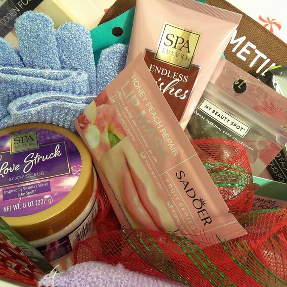 Christmas Gift Basket-Winter Skin Rescue 22-Piece Set "Frosted & Fabulous" - Picture 4 of 6